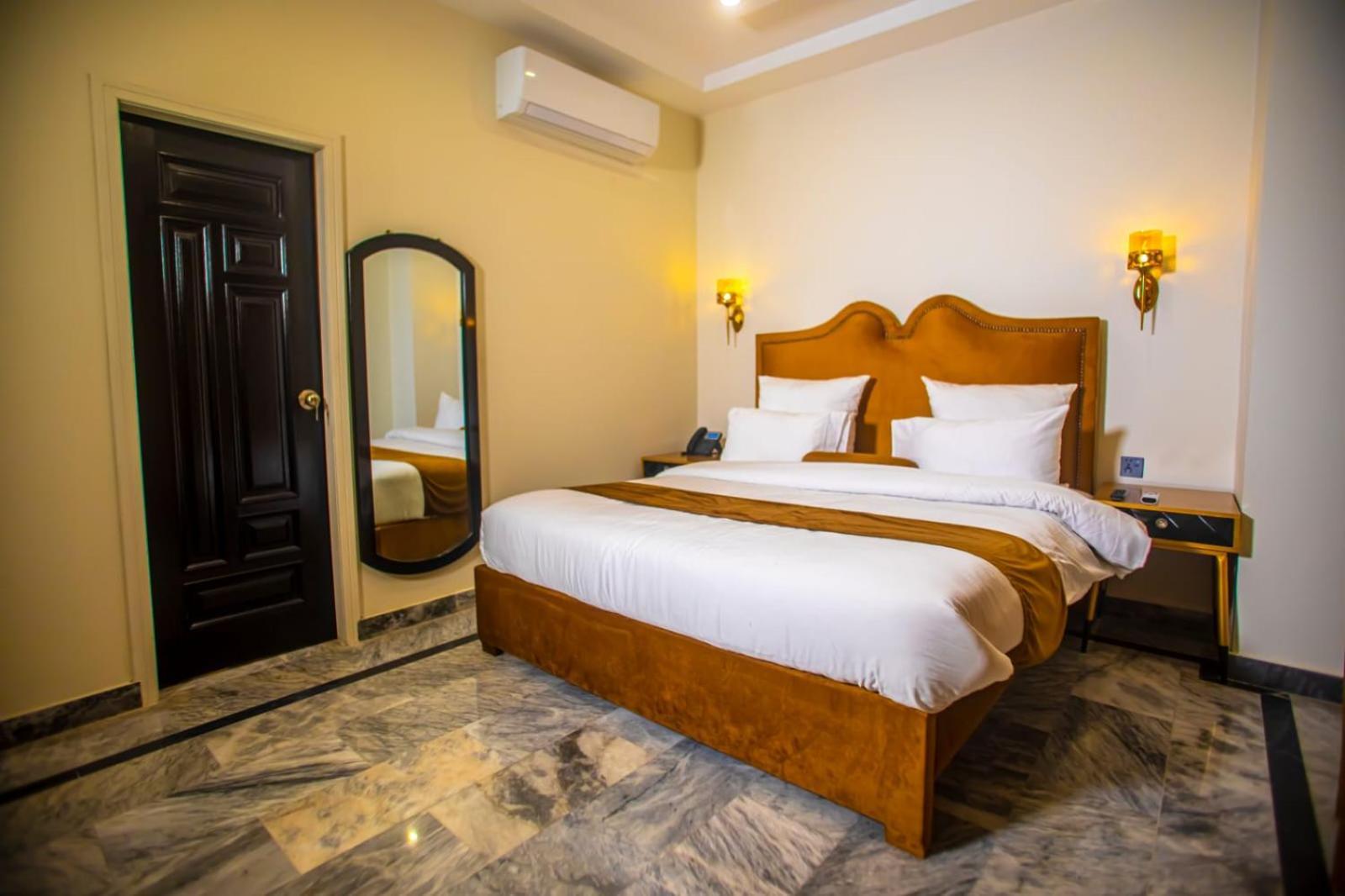 The Rich Hotel & Apartments Lahore Exterior foto